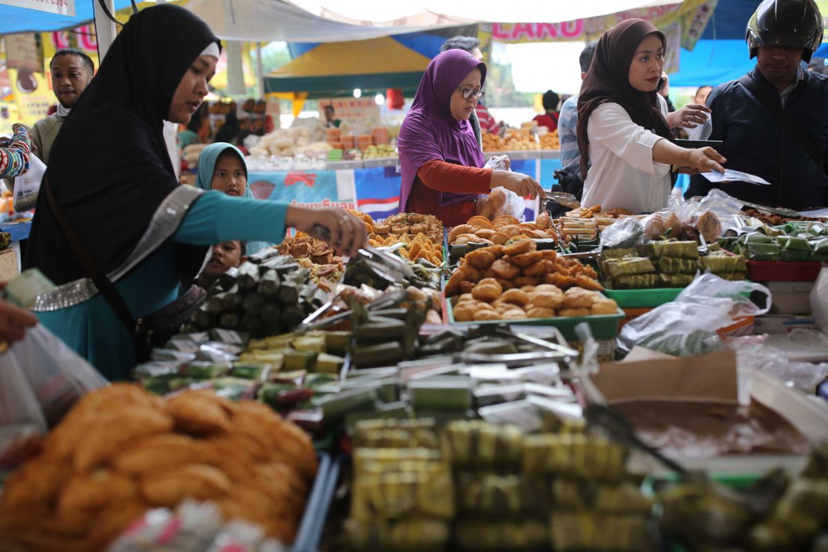 Warga membeli makanan untuk berbuka puasa di lahan kosong sebelah tempat penampungan sementara Pasar Bendungan Hilir (Benhil), Jakarta, Senin (5/6/2017). Pasar Ramadhan ini mulai buka sekitar pukul 11.00 sampai dengan buka puasa.