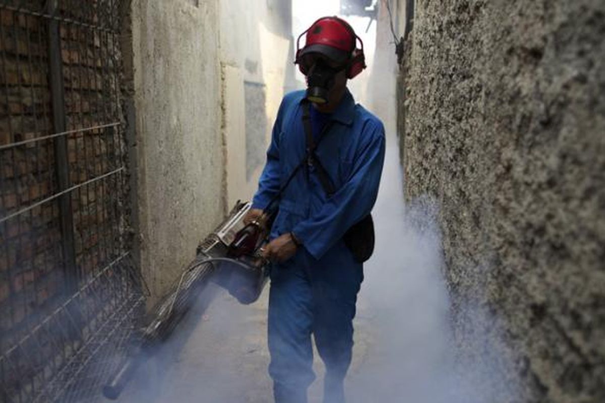 Pengasapan untuk mencegah merebaknya kasus demam berdarah dengue berlangsung di RT 001 RW 03 Kelurahan Pondok Kopi, Kecamatan Duren Sawit, Jakarta Timur, Jumat (20/4/2012).