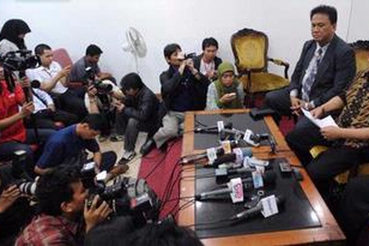 Tersangka dugaan korupsi proyek pengadaan Al Quran di Kementerian Agama senilai Rp 35 miliar, Zulkarnaen Djabar (kanan, berbatik cokelat) memberikan keterangan kepada wartawan terkait kasus yang membelitnya di Kompleks Parlemen, Senayan, Jakarta, Senin (2/7/2012). Anggota Komisi VIII yang juga anggota Badan Anggaran DPR dari Fraksi Partai Golkar tersebut siap diperiksa Komisi Pemberantasan Korupsi. 