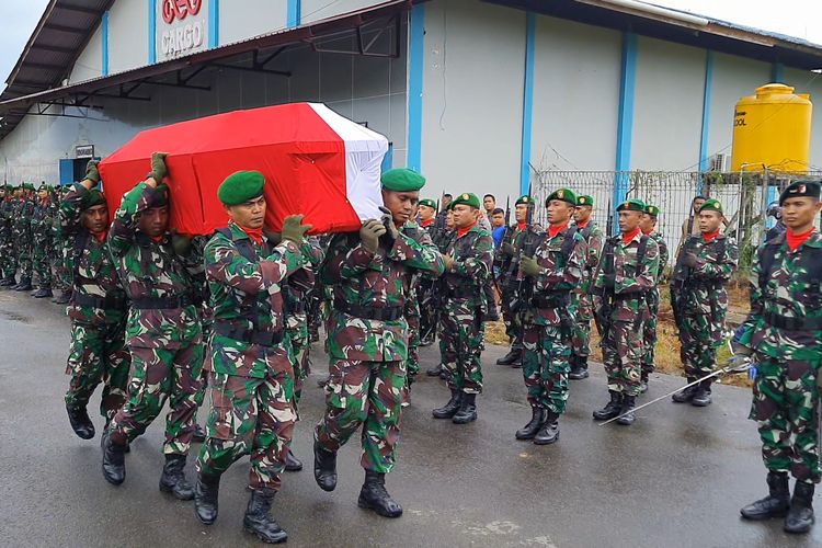 Upacara Militer Kedatangan Jenazah Serda Riswar Ramli di Sorong