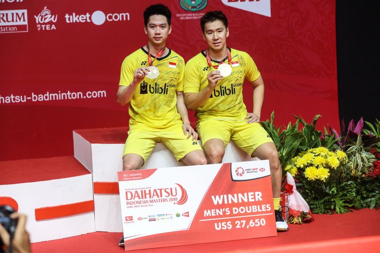 Pasangan ganda putra asal Indonesia Kevin Sanjaya Sukamuljo dan Marcus Fernaldi Gideon merayakan kemenangan pada babak final Indonesia Master di Istora Senayan, Jakarta, Minggu (28/1/2018). Kevin Sanjaya Sukamuljo dan Marcus Fernaldi Gideon juara Indonesia Master 2018 dengan menang tiga gim 11-21, 21-10, dan 21-16.