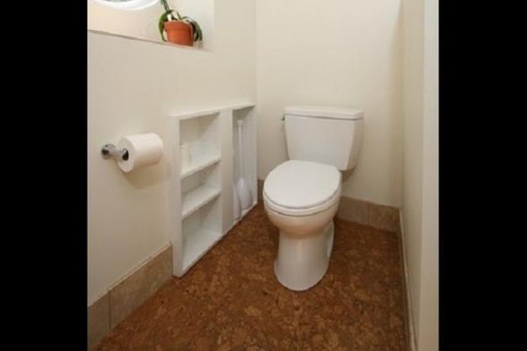 Gabus bisa Anda pilih sebagai alternatif pelapis lantai kamar mandi. Mudah dipasang, nyaman, lembut di kulit dan ramah lingkungan.