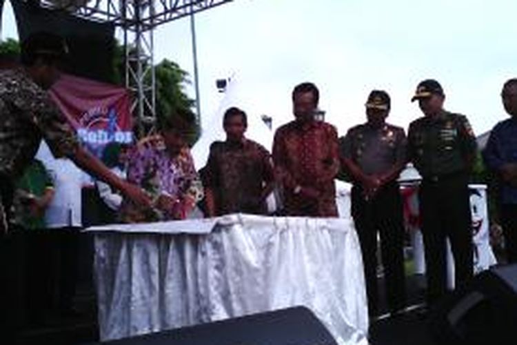Sri sultan Hb X saat menjadi saksi penandatanganan drklarasi kampanye damai di alun alun utara keraton Yogyakarta