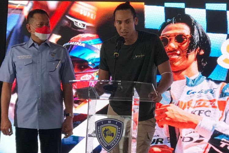 Sean Gelael dan Bambang Soesatyo dalam sesi jumpa pers seusai kemenangannya di ajang World Endurance Championship (WEC).