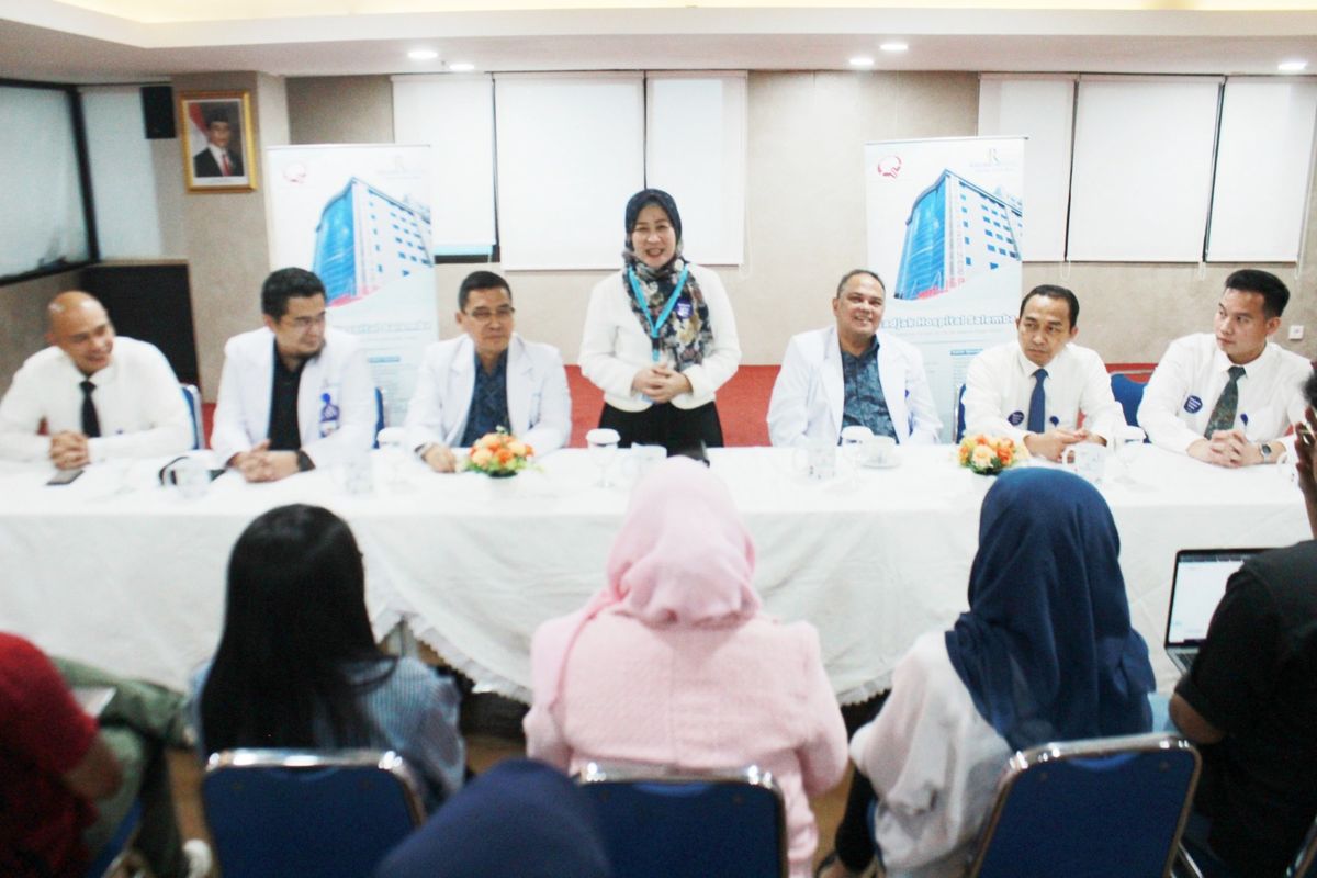 Direktur Radjak Hospital Salemba, dr. Ika Sofrina (tengah) menegaskan pihaknya mendukung komitmen Pemerintah memperkuat bidang kesehatan (11/9/2023).
