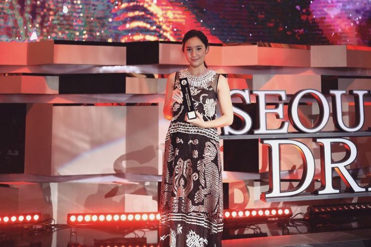 Artis peran Tatjana Saphira berpose dengan trofi Asia Star Award yang ia dapat dari Seoul International Drama Awards 2018 yang digelar di Seoul, Korea Selatan, Senin (3/9/2018).