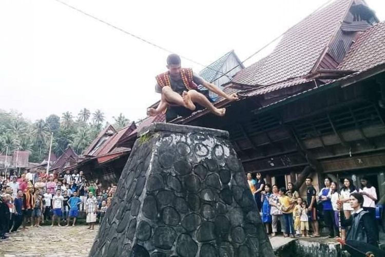 Tradisi Fahombo atau lompat batu yang dilakukan oleh laki-laki suku Nias.
