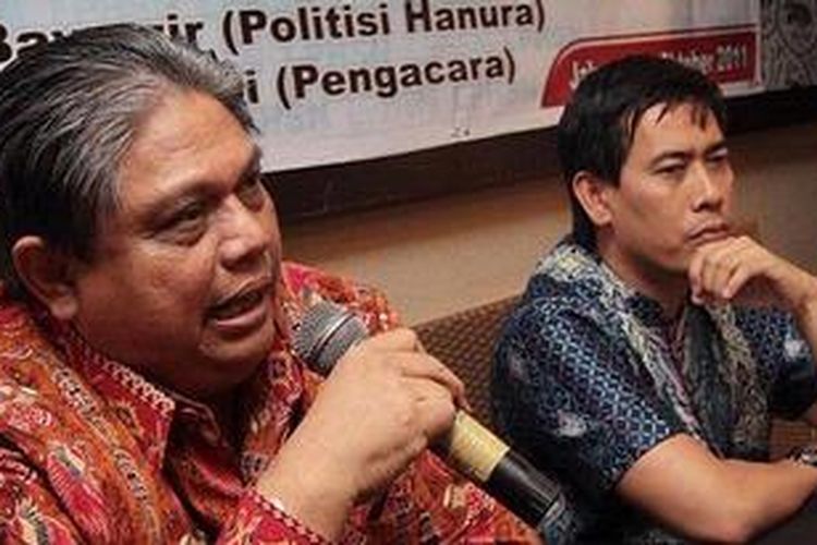 Anggota Komisi III DPR Nudirman Munir (pegang mikrofon)