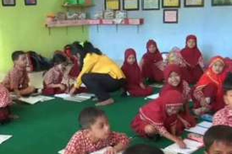 Puluhan siswa SDN 2 Pasangkayu, Mamuju Utara, Sulawesi Barat, terpaksa belajar melantai sambil jongkok atau berbaring di lantai karena sekolah tak punya kursi dan meja.