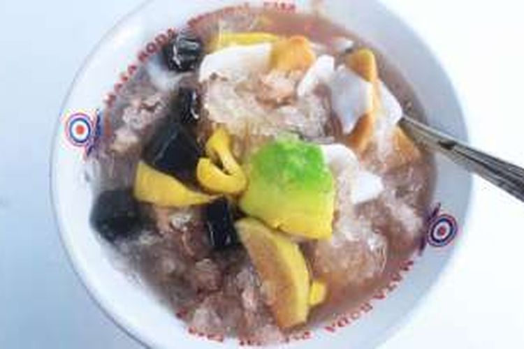 Es Buah PK (Pakuningratan) yang legendaris di Yogyakarta, berisi banyak potongan aneka buah dan serutan es dan gula merah. 