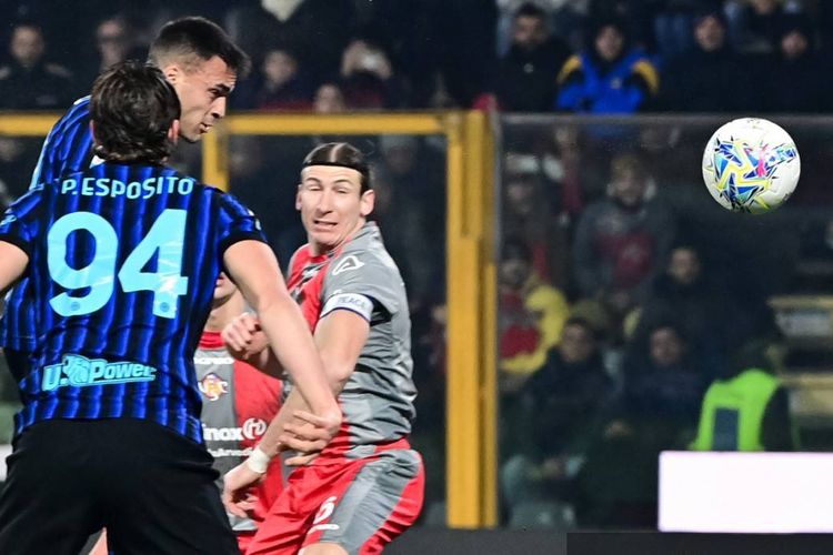 Lautaro Martinez mencetak gol pertama timnya dalam pertandingan sepak bola Serie A Liga Italia antara Cremonese vs Inter Milan di Stadion Giovanni Zini di Cremona, Italia utara, pada 1 Februari 2026. (Foto oleh Piero CRUCIATTI / AFP)