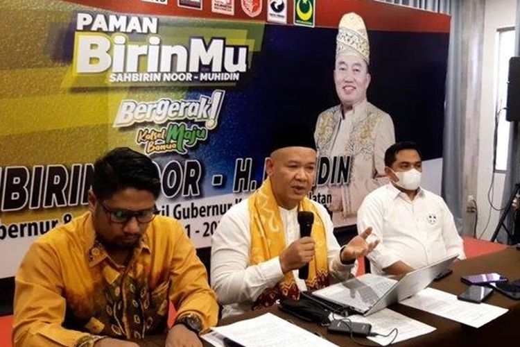 Koordinator Tim Hukum Paslon Paman BirinMu, Dr Syaifuddin (tengah) saat menggelar konferensi pers di Banjarmasin (Banjarmasin Post/ Achmad Maudhody)