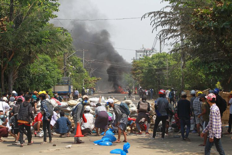 Pengunjuk rasa di Myanmar kembali ke jalan pada Minggu (28/3/2021), hanya sehari setelah pasukan keamanan menewaskan lebih dari 100 orang di hari paling berdarah sejak kudeta militer bulan lalu. 