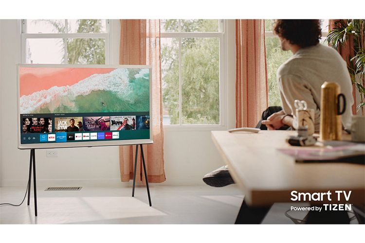  Samsung Lifestyle TV yang sedang digunakan untuk browsing film
