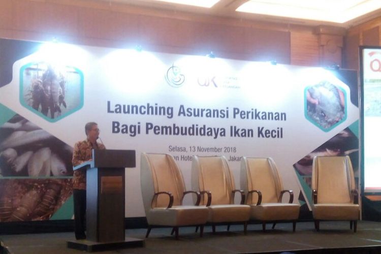 Deputi Komisioner Pengawas Industri Keuangan Non Bank (IKNB) II OJK, Moch Ihsanuddin memberi penjelasan di acara launching Asuransi Perikanan Bagi Pembudidaya Ikan Kecil di Jakarta, Selasa (13/11/2018).