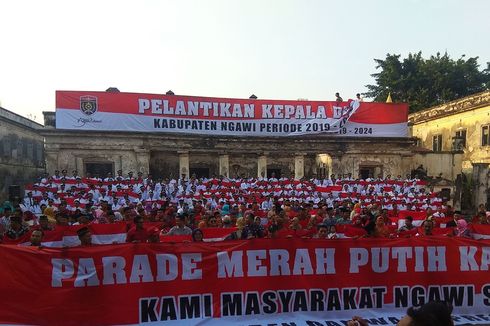Bentangkan Merah Putih, Bupati Ngawi dan Ratusan Kades Dukung Pelantikan Presiden