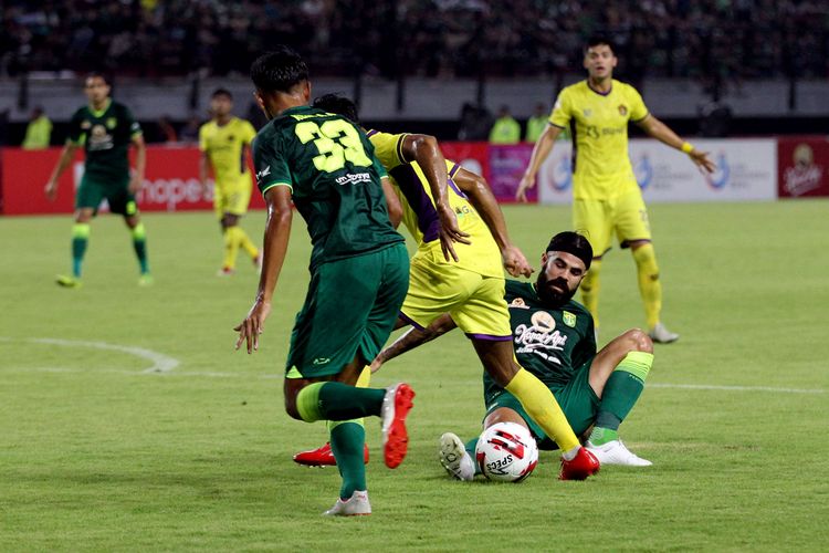 Pemain asing Persebaya Surabaya, Aryn Williams mengganggu pemain Persik Kediri yang membawa bola pada pekan 1 Liga 1 2020 yang berakhir dengan skor 1-1 di Stadion Gelora Bung Tomo Surabaya, Jawa Timur, Sabtu (29/02/2020) malam.