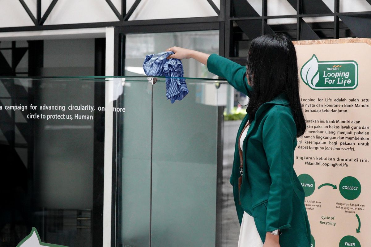 Bank Mandiri mengimplementasikan program Drop Box Daur Ulang sebagai bentuk nyata kontribusi terhadap pengelolaan sampah berkelanjutan. 
