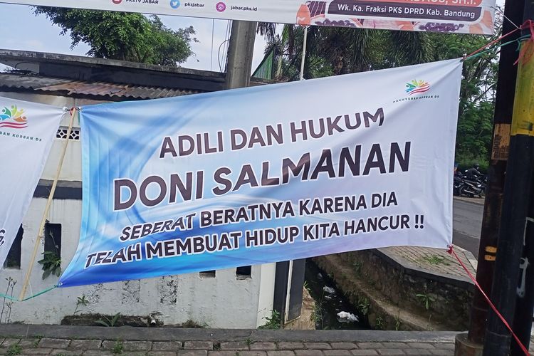 Sejumlah Korban Doni Salmanan menghadiri sidang perdana di PN Bale Bandung, pada Kamis (4/8/2022). Tak hanya itu, banner bertuliskan tuntutan kepada Doni Salmanan terpasang di PN Bale Bandung.