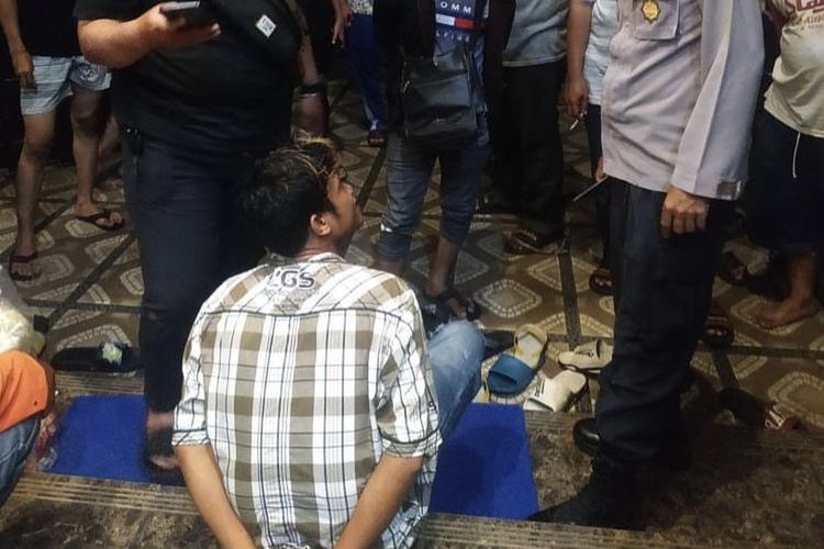 Polisi mengamankan penjual kerupuk berinisial RK setelah kepergok hendak mencuri uang di kotak amal Masjid Jami Raudhatul Muhajirin, Jalan Lele 2, Kelurahan Kayuringin Jaya, Kecamatan Bekasi Selatan, Kota Bekasi.