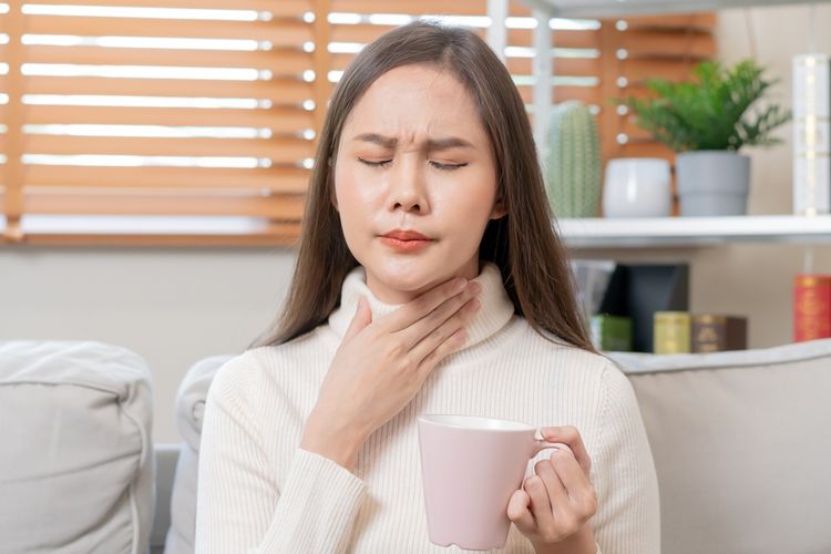 Ilustrasi kenapa tenggorokan gatal saat batuk?