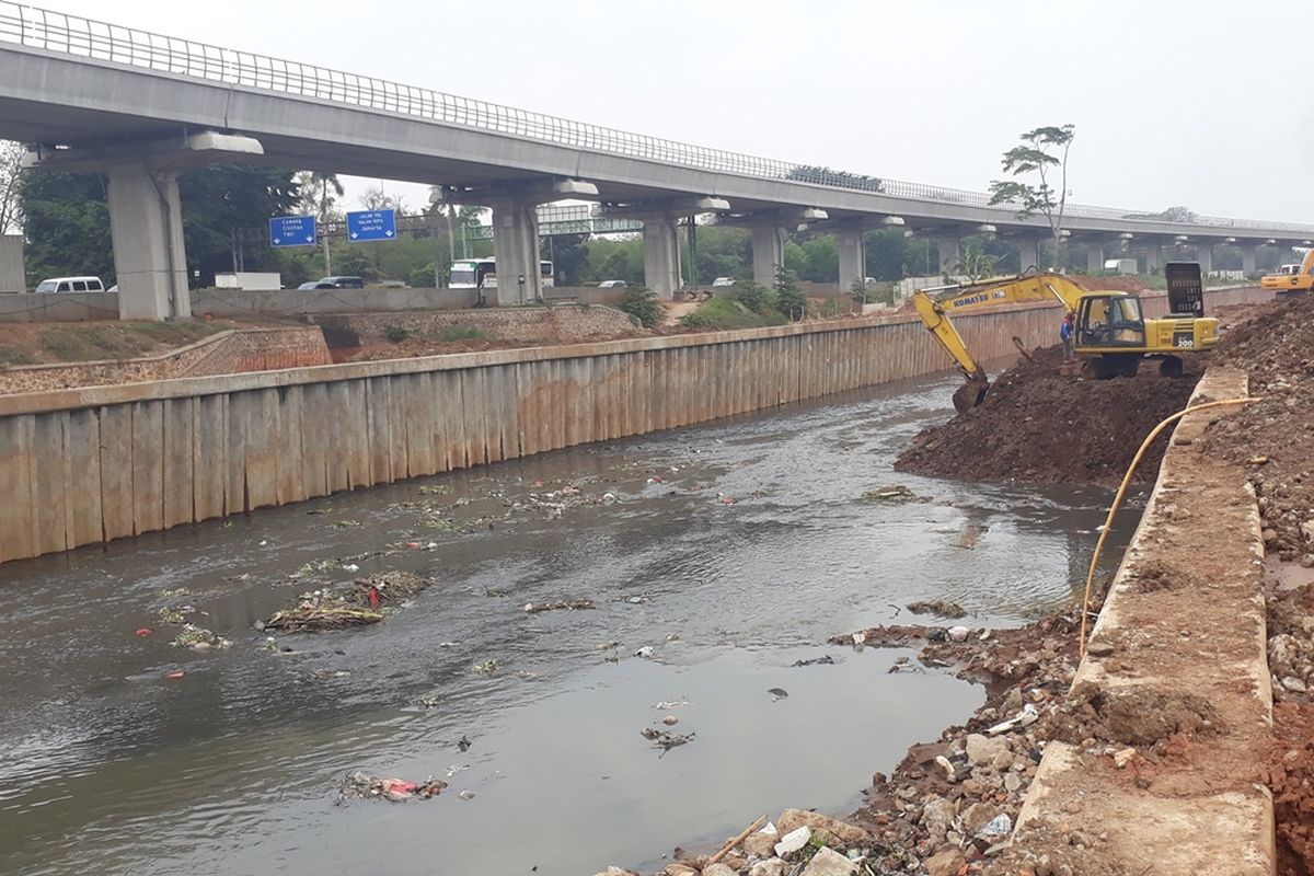 Saluran penghubung menuju Kali Sunter di wilayah RW 02, Kelurahan Cipinang Melayu, Kecamatan Makasar, Jakarta Timur, Senin (4/11/2019), yang terimbas proyek kereta cepat dan sebabkan banjir di permukiman warga setempat.