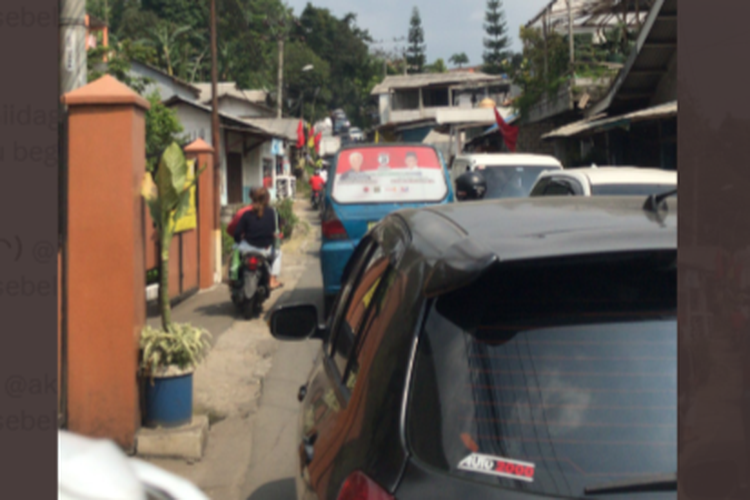 Kondisi macet jalanan ke arah Puncak, Bogor lewat jalan alternatif yang dilalui Chacha, Senin (18/12/2023). 