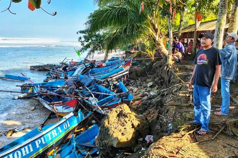 Puluhan Perahu Nelayan di Sukabumi Rusak Diterjang Gelombang Tinggi Laut