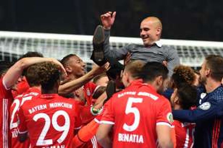 Para pemain Bayern Muenchen mengangkat Josep Guardiola setelah kemenangan atas Borussia Dortmund pada final DFB Pokal di Olympiastadion, Sabtu (21/5/2016).