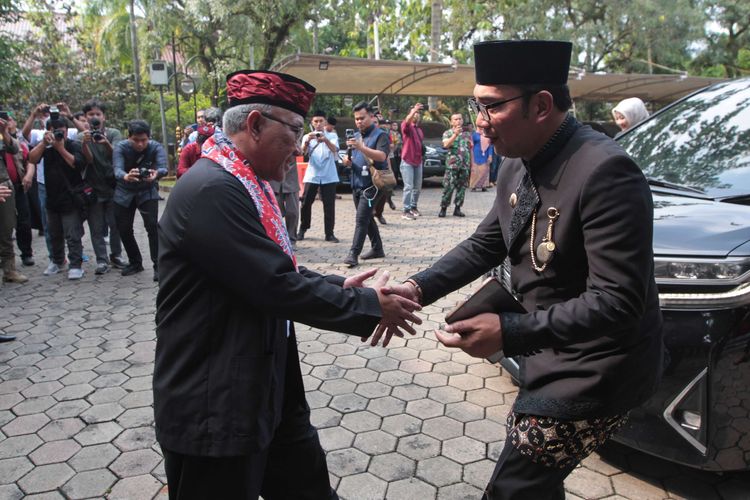 Wali Kota Depok, Mohammad Idris (kiri) menyambut Gubernur Jawa Barat, Ridwan Kamil saat menghadiri Rapat Paripurna DPRD Kota Depok, Kamis (27/4/2023). Rapat paripurna ini dalam rangka memperingati HUT Ke-24 Kota Depok.