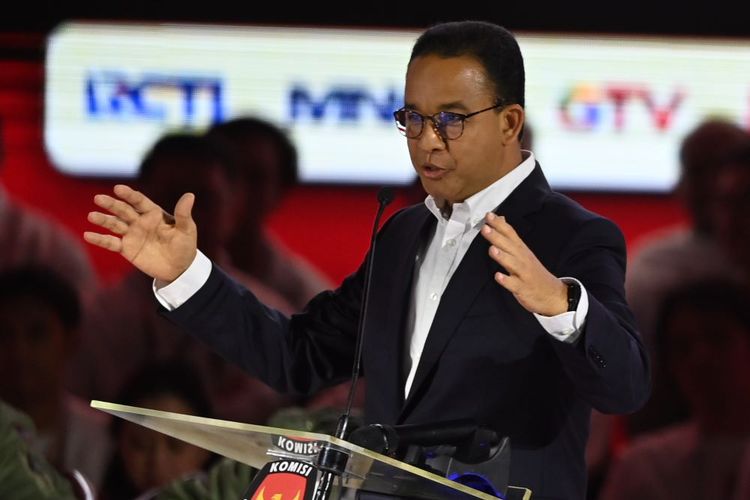 Capres nomor urut satu Anies Baswedan menyampaikan pandangannya saat debat ketiga Pilpres 2024 di Istora Senayan, Jakarta, Minggu (7/1/2024). Debat kali ini bertemakan pertahanan, keamanan, hubungan internasional, globalisasi, geopolitik, dan politik luar negeri. ANTARA FOTO/Aditya Pradana Putra