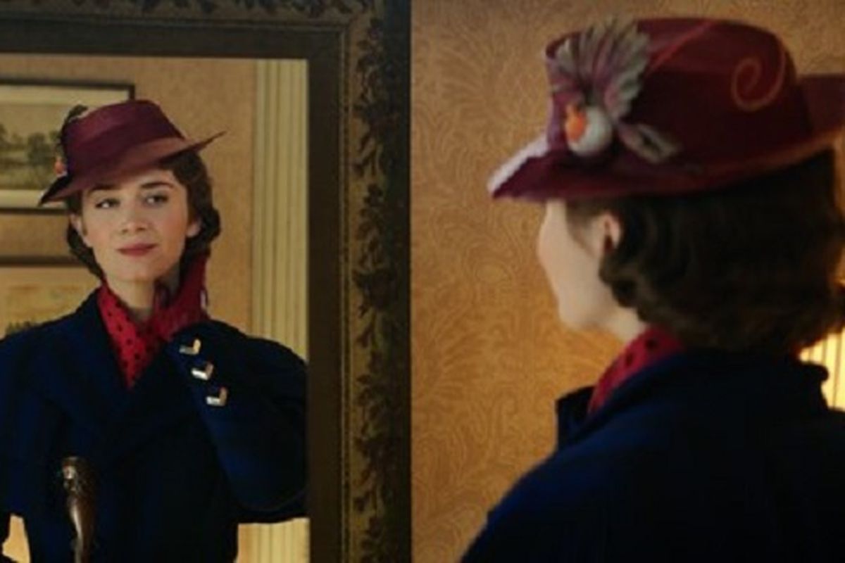 Emily Blunt memerankan Mary Poppins.