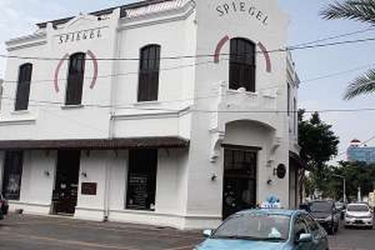 Spiegel Bar & Bistro, salah satu bangunan kuno di kawasan Kota Lama Semarang, Jawa Tengah, yang dua tahun terakhir difungsikan lagi setelah bertahun-tahun terbengkalai. Foto diambil awal Juni 2016.