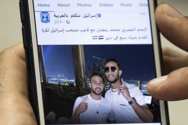 Pemerintah Israel membagikan foto Mohamed Ramadan dan pemain bola Israel Diaa Saba.