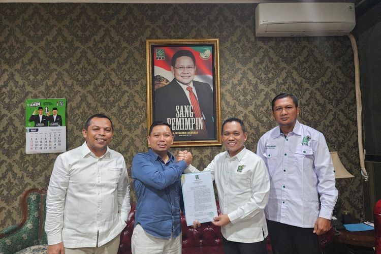 Mantan Bupati Lumajang Thoriqul Haq menerima surat keputusan DPP PKB untuk maju di Pilkada Lumajang 2024, Selasa (14/5/2024).