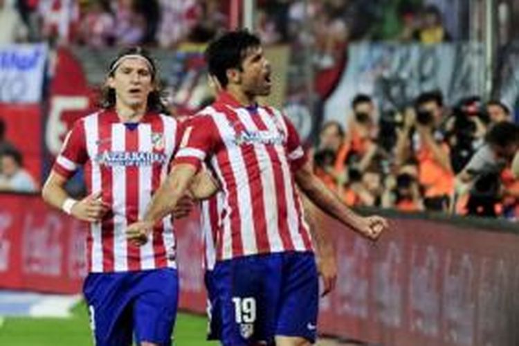 Striker Atletico Madrid, Diego Costa (kanan), merayakan gol ke gawang Elche dalam lanjutan Primera Division di Stadion Vicente Calderon, Madrid, Jumat (18/4/2014).