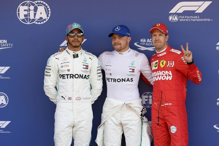 Lewis Hamilton, Valtteri Bottas, dan Sebastian Vettel berpose seusai sesi kualifikasi GP Spanyol di Sirkuit Catalunya, 11 Mei 2019. 
