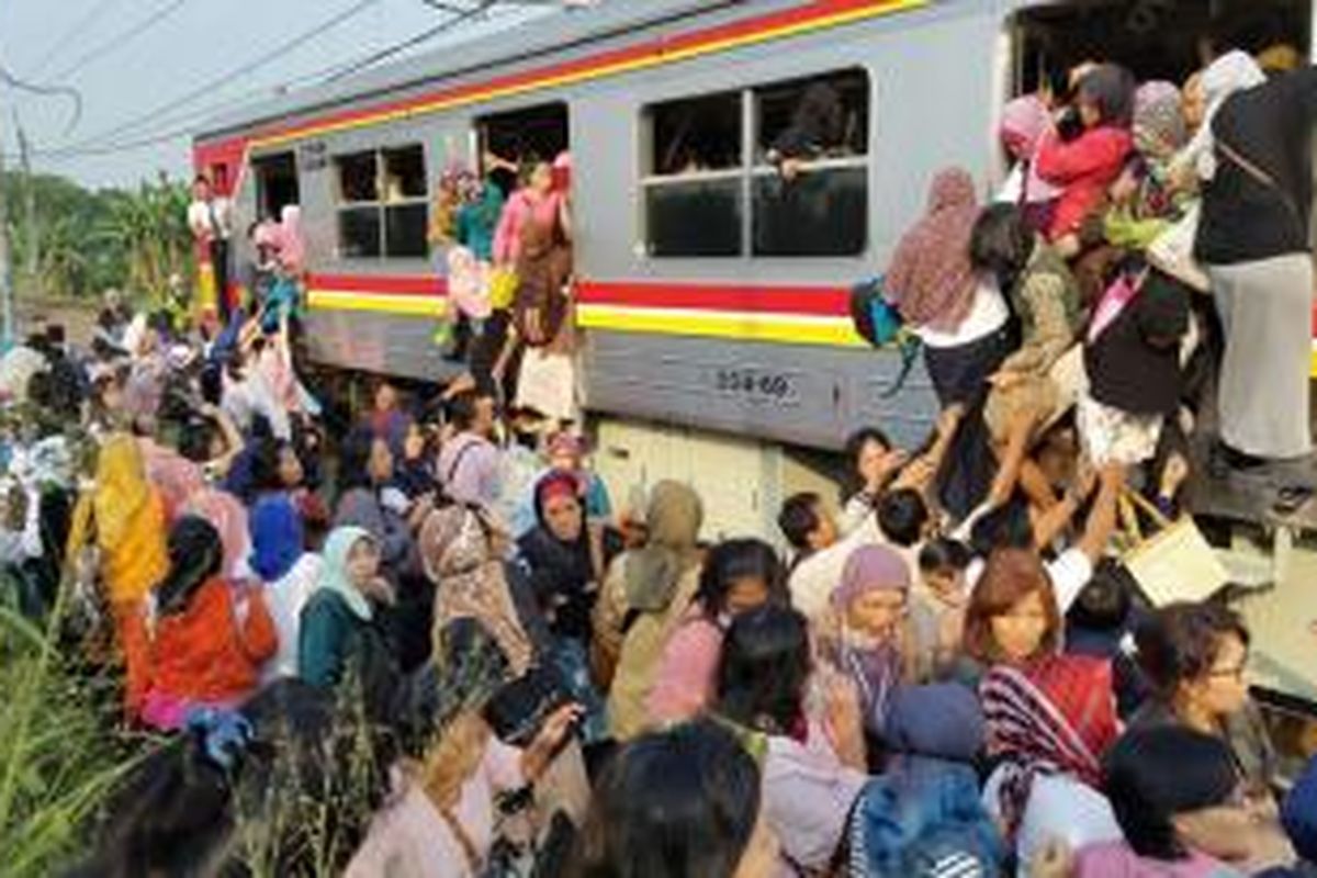 Penumpang komuter line rute Serpong-Tanah Abang, Senin (27/10/2014), mengalami peristiwa mencekam di tengah perjalanan, tepatnya saat berada di kawasan TPU Tanah Kusir, Jakarta Selatan