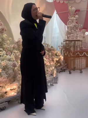 Empat selebritas tampil memukau di pesta ulang tahun Syahrini. Dari Krisdayanti hingga Reza Artamevia, ini gaya mereka yang curi perhatian.