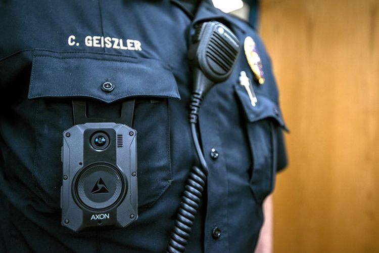 Seorang petugas polisi Wauwatosa, Amerika Serikat memakai kamera tubuh saat bekerja Selasa, 20 April 2021.