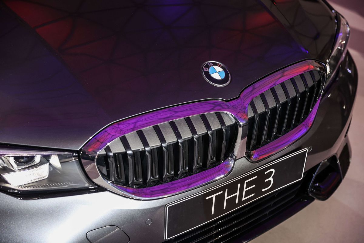Mobil The Legend, BMW Seri 3 saat peluncuran di Jakarta, Jumat, (22/10/2021). Sedan legendaris THE 3, yaitu BMW 320i Dynamic tampil ke publik untuk pertama kalinya. Dirakit di BMW Production Network 2, Gaya Motor dan ditawarkan dengan harga Rp. 799.000.000,- off-the-road.