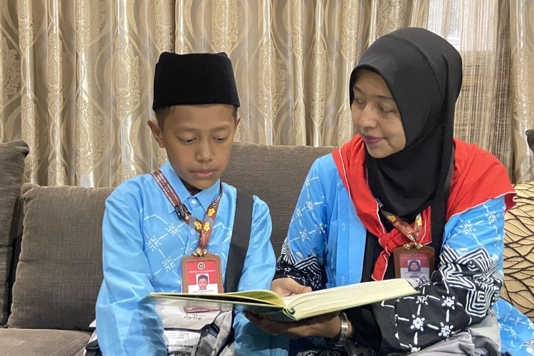Cerita Fardhan, Jemaah Haji Termuda dan Hafidz 8 Juz Asal Embarkasi Surabaya