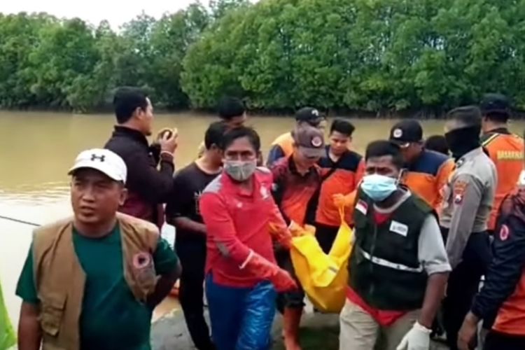 Proses evakuasi manusia silver di Kabupaten Sampang yang ditemukan meninggal dunia. 