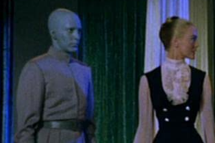 Manusia dan humanoid di film Creation of the Humanoids (1962).