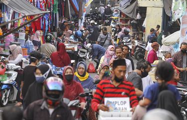 Warga mengunjungi Pasar Musi di Depok, Jawa Barat, Senin (18/5/2020). Meskipun Kota Depok telah menerapkan Pembatasan Sosial Berskala Besar (PSBB) tahap ke-3 hingga 26 Mei 2020, namun masih banyak warga di pasar tersebut yang melanggar aturan tersebut dengan berkerumun, tidak menggunakan masker dan tidak menjaga jarak fisik saat pandemi COVID-19.