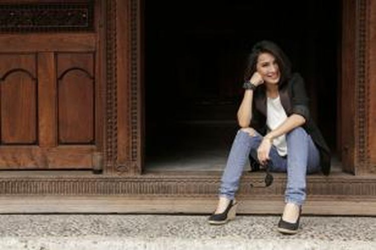 Pembawa acara dan pemain sinetron sekaligus pendatang baru dalam industri musik rekaman Tanah Air, Jennifer Arnelita, diabadikan di Bentara Budaya Jakarta, sesudah diwawancara oleh Kompas.com, Selasa (1/10/2013).