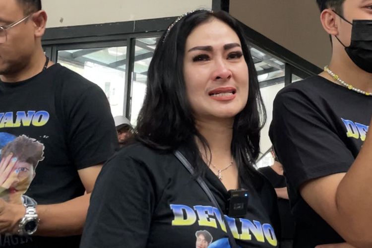 Iis Dahlia menangis saat perilisan lagu Devano Danendra saat ditemui di kawasan Kemang, Jakarta Selatan, Jumat (23/9/2022). 