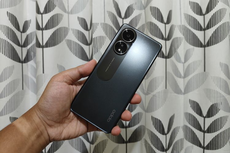 Bagian belakang Oppo A58 4G. Cangkang Oppo A58 4G mengadopsi desain Oppo Glow. Desain ini memungkinkan permukaan punggung terlihat bersih dan memiliki tekstur yang kesat dan tidak begitu licin.

Lalu, desain tersebut juga bisa meningkatkan pengalaman menggenggam perangkat.

Pasalnya, desain Oppo Glow memungkinkan perangkat bersih dan tidak mudah meninggalkan bekas sidik jari, serta keringat di tangan yang dihasilkan dari memegang perangkat dalam durasi yang cukup lama.

Kebetulan varian Oppo A58 4G yang kami genggam adalah varian warna Hitam Bersinar. Warna ini memungkinkan cangkang ponsel tersebut dilapisi dengan warna hitam yang tidak begitu pekat dan sedikit bersinar, seperti namanya. 

