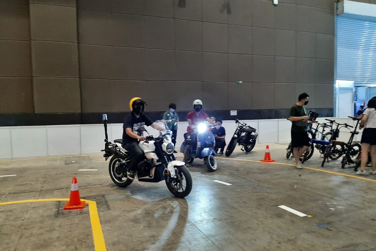 Test ride perdana Rakata NX8 di Periklindo Electric Vehicle Show (PEVS) 2022.