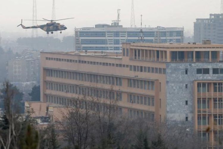 Sebuah helikopter militer Afganistan mendarat di atap RS militer di Kabul, Rabu (8/3/2017). Helikopter itu membawa pasukan khusus yang melakukan penumpasan terhadap teroris yang menembaki pasien dengan menyamar sebagai dokter.  
